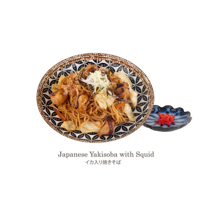 Chez Shibata 365 Yakisoba ยากิโซบะญี่ปุ่นผัดซอสเข้มข้น เส้นเหนียวนุ่ม ผัดคลุกเคล้ากับปลาหมึกสด เนื้อเด้ง และผักหลากชนิด โรยหน้าด้วยปลาโออบแห้ง สาหร่ายอาโอโนริ และต้นหอมซอย เสิร์ฟคู่กับขิงดอง เพิ่มรสชาติกลมกล่อมสไตล์ญี่ปุ่นแท้