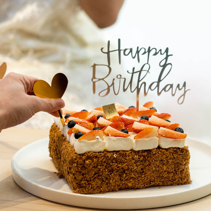 มิลเฟย ขนมฝรังเศสทำจากแป้งพายกรอบที่เคลือบด้วยน้ำตาลกรอบจนแข็งตัว จนทำให้มีกลิ่นหอมเป็นเอกลักษณ์สอดไส้ครีมสูตรเฉพาะของเชฟ ทาเคชิ ชิบาตะ ตัดรสเปรี้ยวนิดๆ หอมสตรอเบอรี่สด มาในรูปแบบเค้กวันเกิด ทุกorder จัดใส่กล่องของขวัญผูกโบว์สวยหรู เหมาะเป็นของขวัญในทุกๆโ