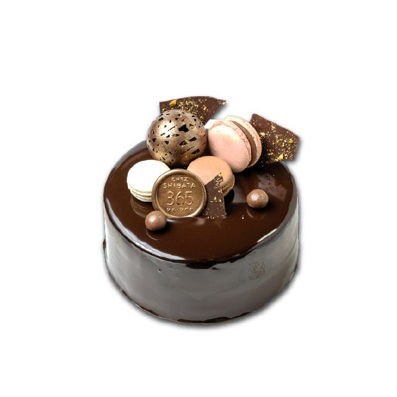 Chocolate Birthday cake  เค้กช็อกโกแลตแท้สุดพรีเมี่ยม เนื้อเนียนเเน่น หนึบหนับ สลับชั้นกับช็อกโกแลตเฟยตินและ ช็อกโกแลตครีมเข้มข้น ราดทับด้วยช็อกโกแลตเกลซ เงา สวยเรียบหรูอย่างมีระดับ และยังตกแต่งเพิ่มเติมด้วยมาการองช็อกโกแลตชิ้นโต  เหมาะแก่ทุกวันสำคัญสำหรับคนที่คุณรัก
